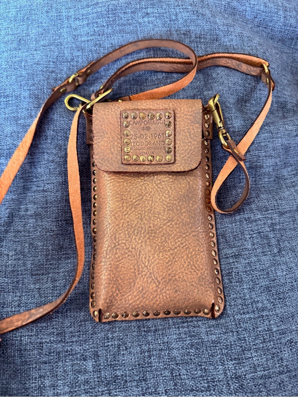 Campomaggi EMATITE
Mobile phone case in beige leather with rivets - Picture 4 of 6